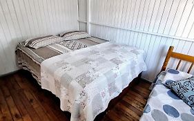 CASA de 2 quartos com 2 ares-condicionados em TORRES-RS - Na mais bela praia Gaúcha - Cozinha - Banheiro - TV smart 32 e Wi-Fi - Estacionamento - Anfitriã Superhost no BnB